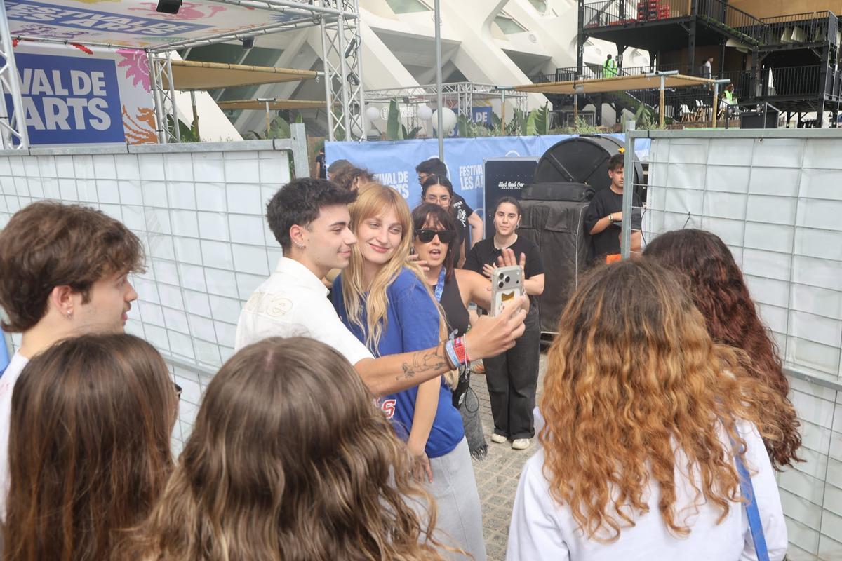 Julieta, una de las artistas que iban a actuar este sábado, ha salido a hablar con sus fans después del comunicado.