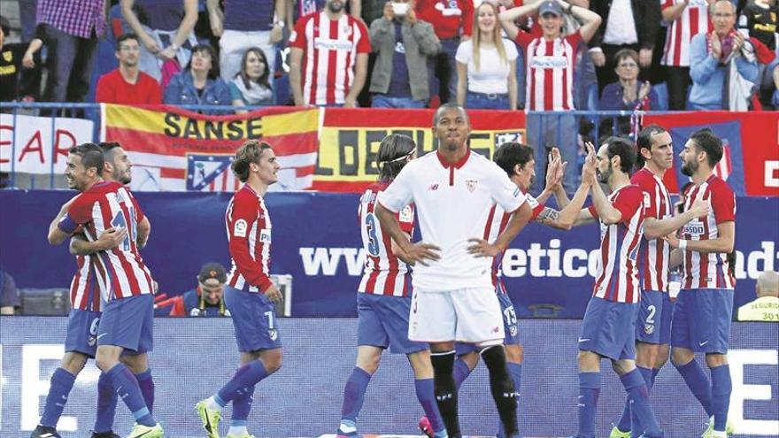 El Atlético doblega al Sevilla y aprieta la ‘zona Champions’