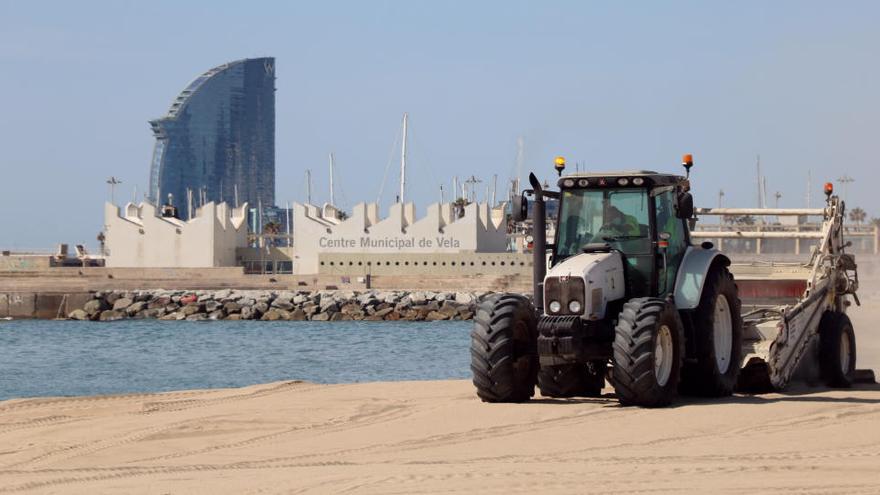 Un tractor en la represa del servei de neteja de les platges de Barcelona |