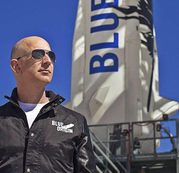 Jeff Bezos, fotografiado junto a su cohete.