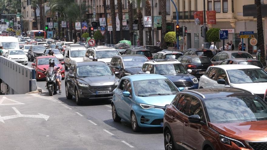 Atasco en Alfonso el Sabio por las obras, en una imagen de este jueves