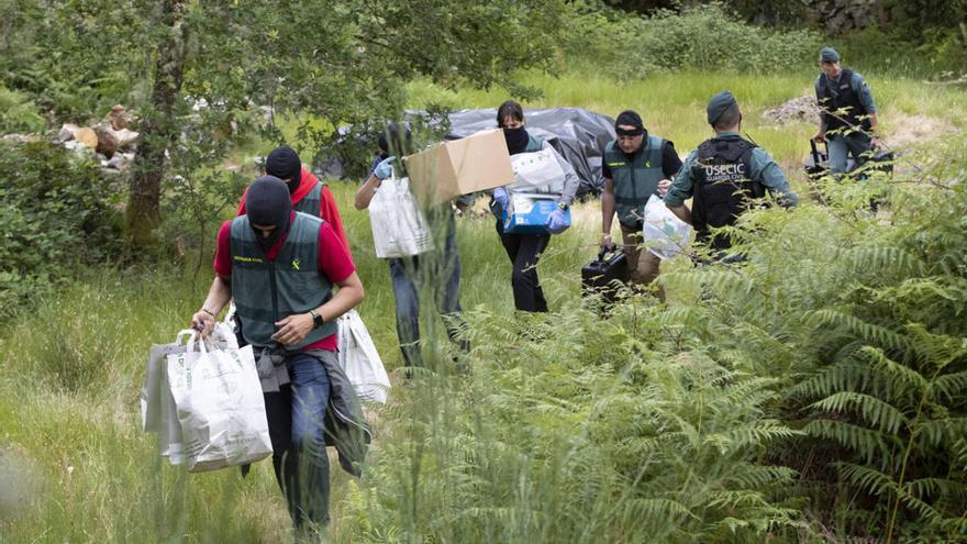 Agentes de la Guardia Civil durante un registro en una vivienda ocupada por independentistas gallegos en Fornelos de Montes en junio de 2019. // R. Grobas