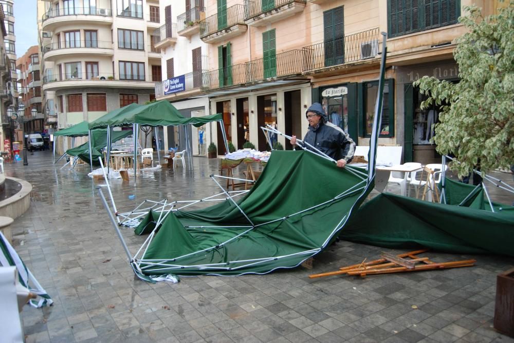 Ein lokales Unwetter hat am Freitag (22.4.) die Bücherstände zerstört, die aus Anlass des Sant Jordi-Tages am Samstag auf der Plaça d'Espanya in Inca aufgebaut worden waren.