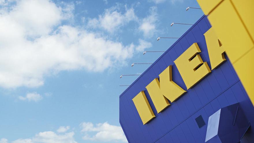 Ikea tira el precio de este banco de jardín que se ha convertido en un básico para el verano