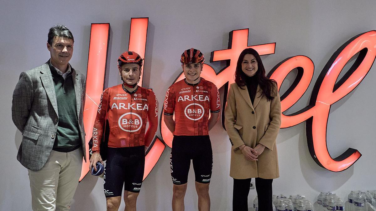 Los concejales gandienses con los dos ciclistas españoles del equipo francés