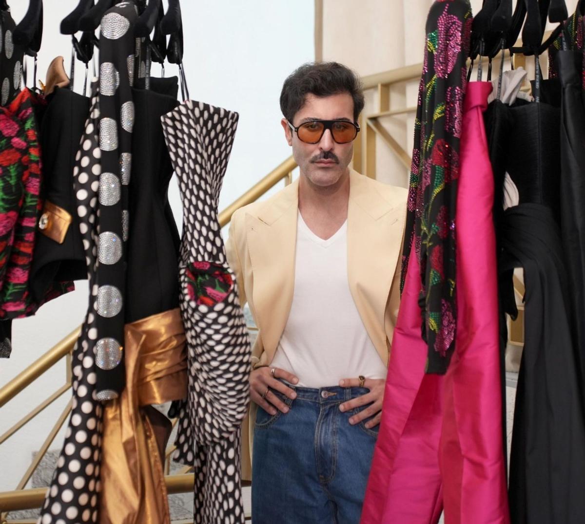 El diseñador cordobés Andrew Pocrid, entre varias de sus más recientes creaciones. | CHENCHO MARTÍNEZ