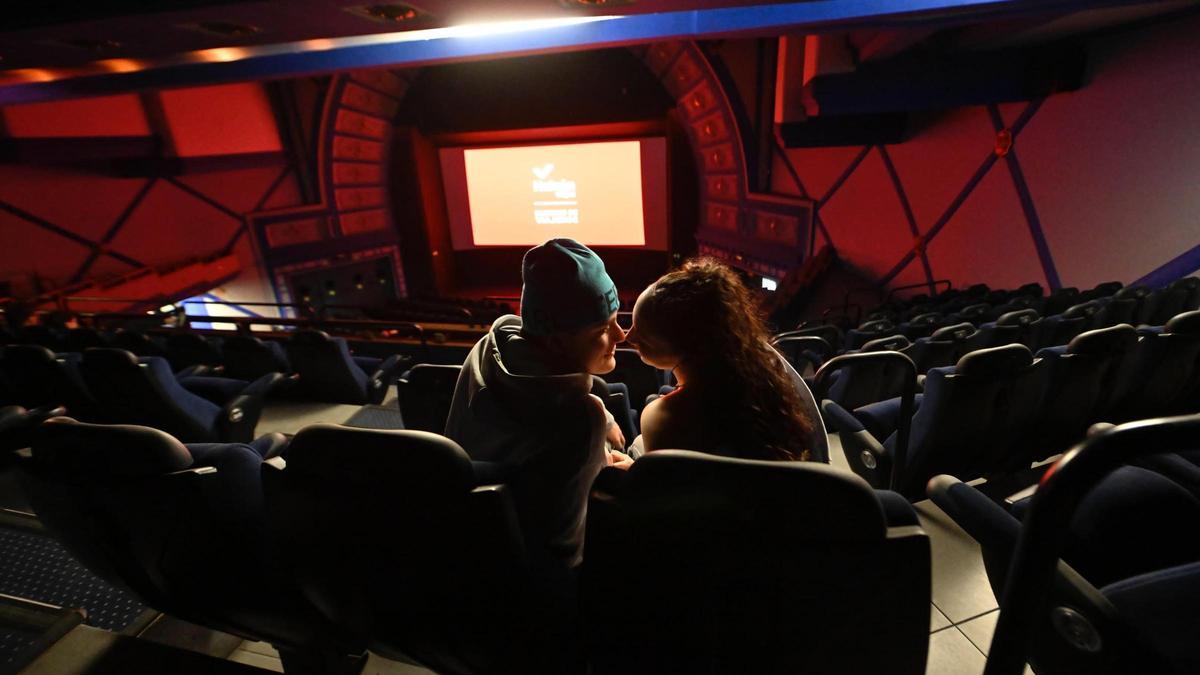 Una pareja en una sala del cine Comedia