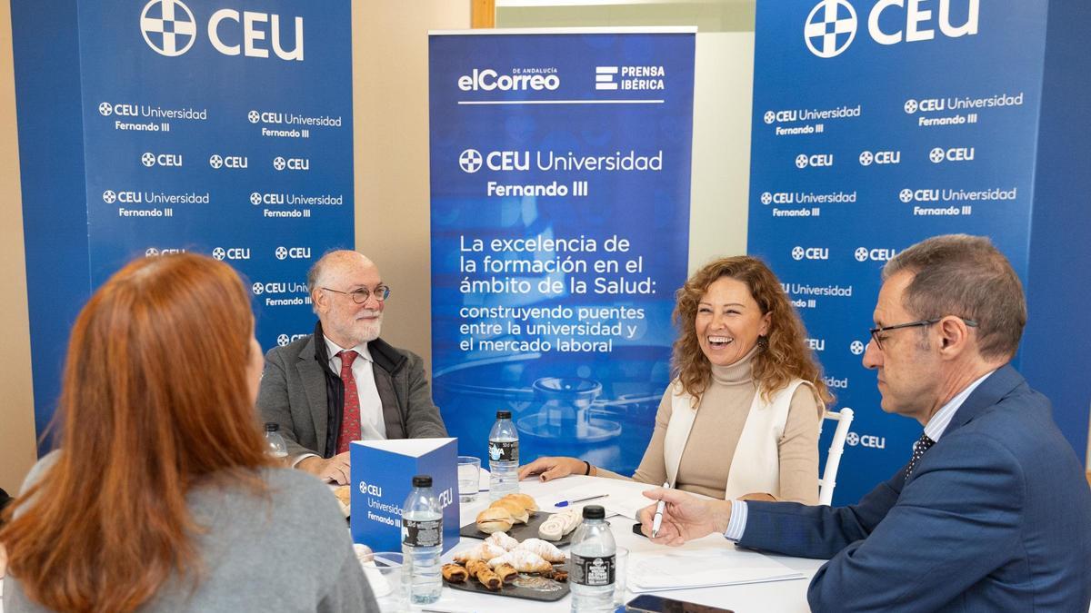 Fotografía de la mesa de redacción organizada por CEU Universidad Fernando III y El Correo de Andalucía.