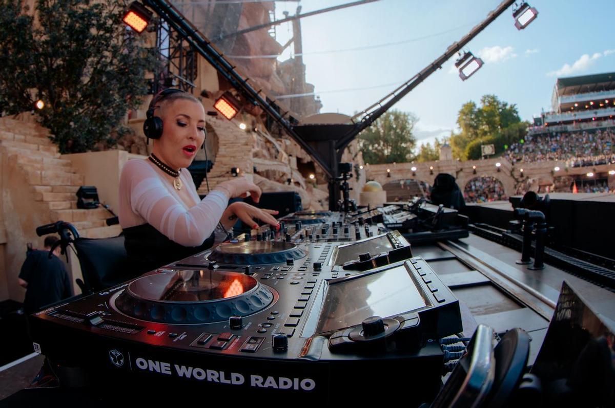 B Jones, durante su actuación en el Mainstage de Tomorrowland.