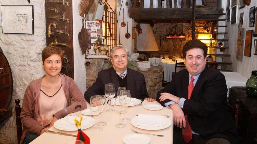 Lluís Duran, al centre, amb els seus fills Lluïsa i Ramon, el 2014