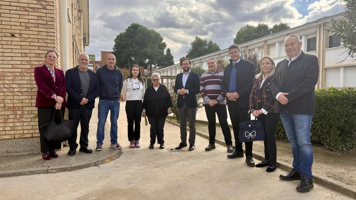El presidente de la DPH, Isaac Claver, y varios diputados provinciales con los cargos directivos del Colegio Santa Ana de Fraga.