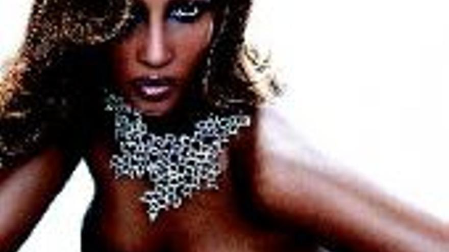 La modelo somalí sorprende en una campaña publicitaria de diamantes