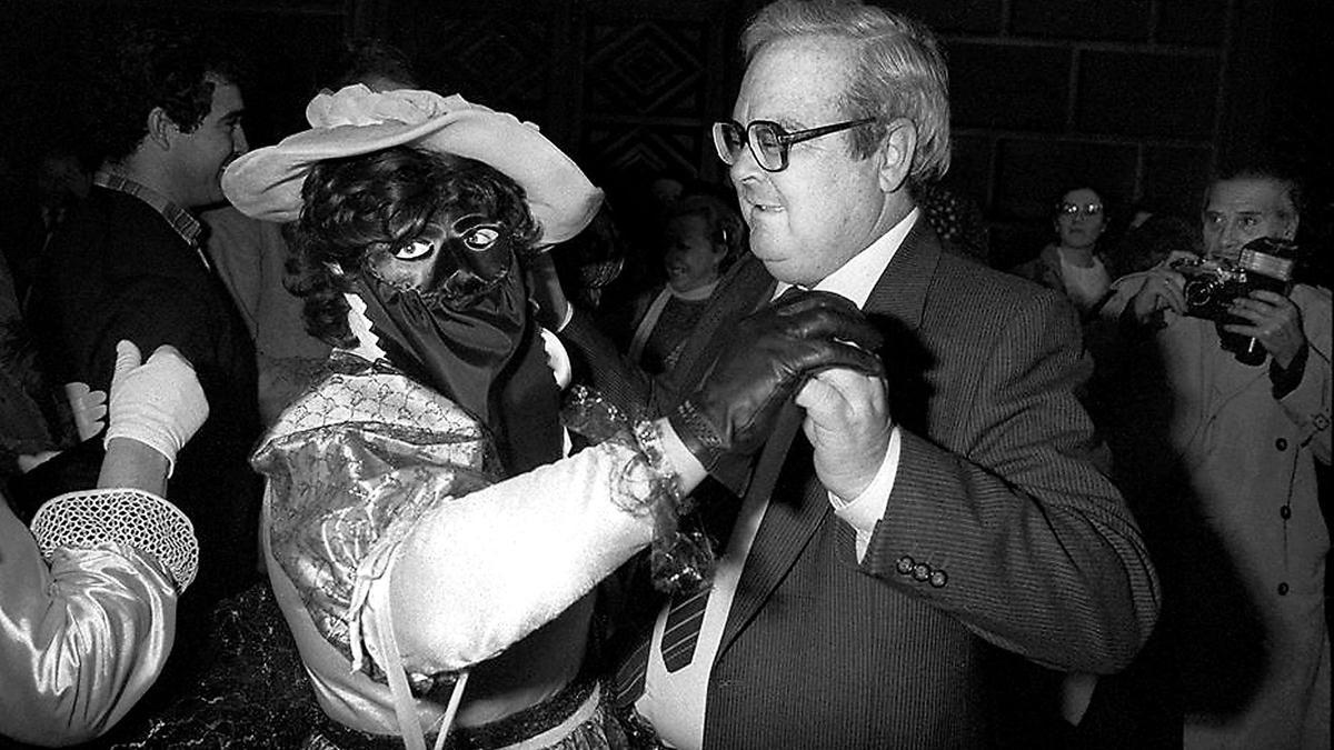 El alcalde Ramón Sainz de Varanda baila con un personaje enmascarado en Carnaval, 1985