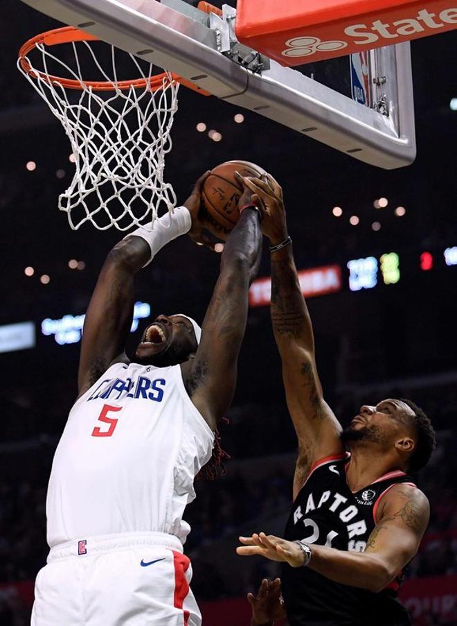 Montrezl Harrell # 5 de LA Clippers reúne un rebote frente a Norman Powell # 24 de los Toronto Raptors durante la primera mitad en el Staples Center en Los Ángeles, California.