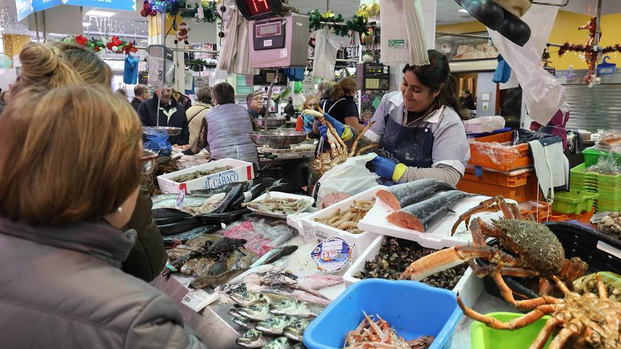 Compras navideñas adelantadas en el mercado de O Calvario