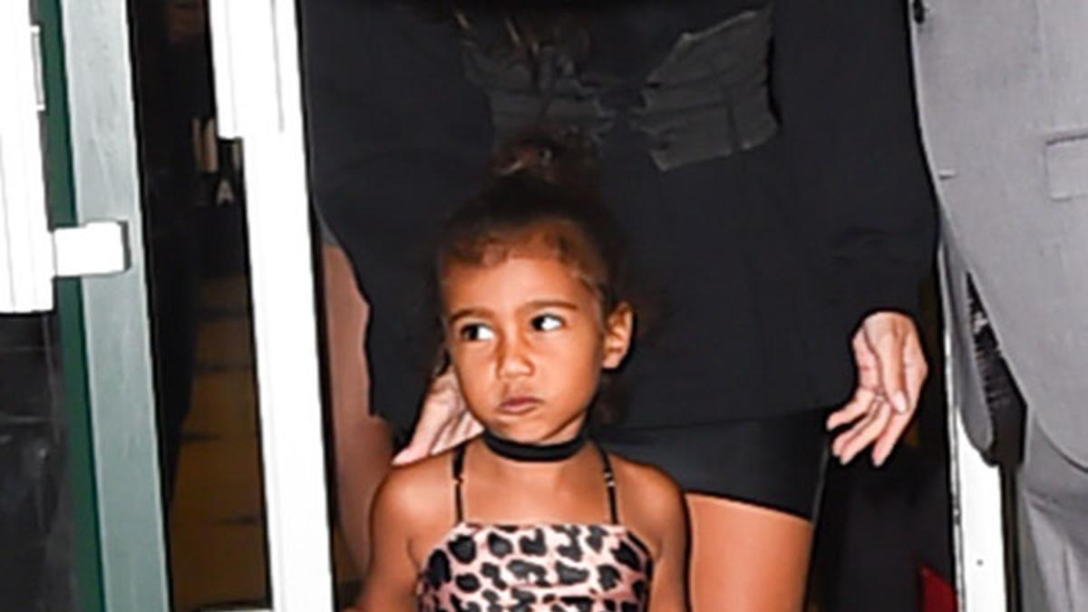 North West con vestido lencero de estampado de leopardo