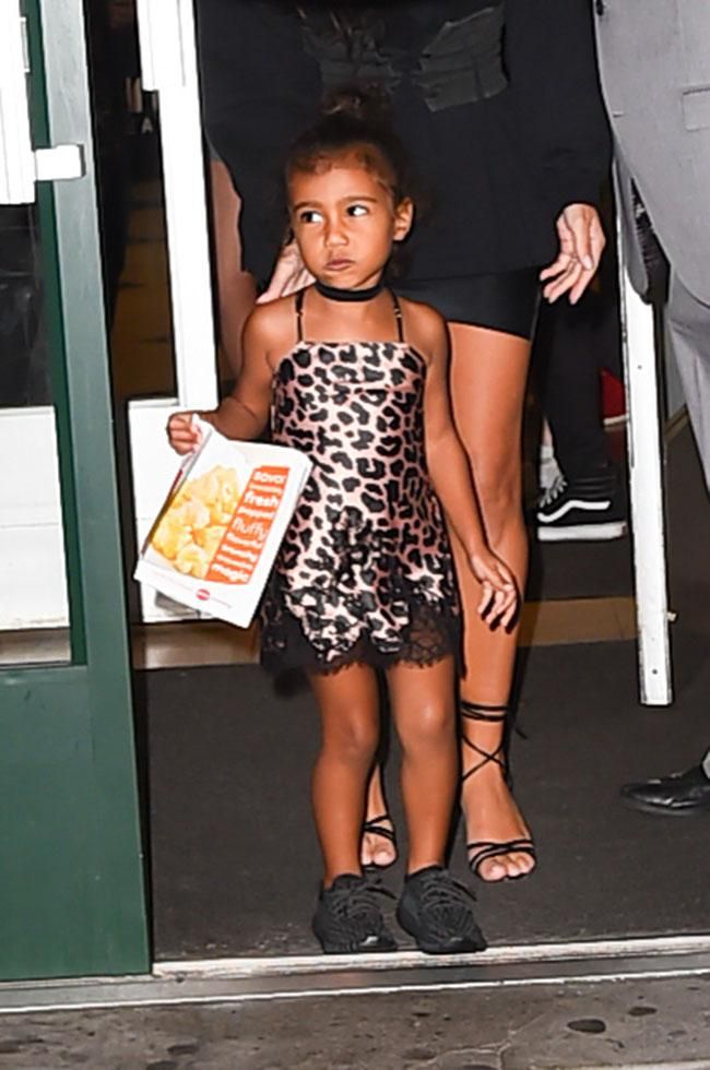 North West con vestido lencero de estampado de leopardo
