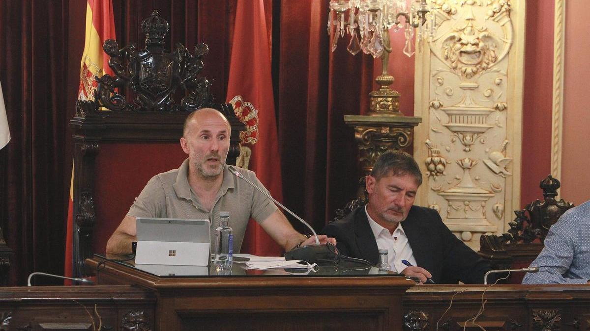 El alcalde de la ciudad, Gonzalo Pérez Jácome, presidiendo un pleno municipal.