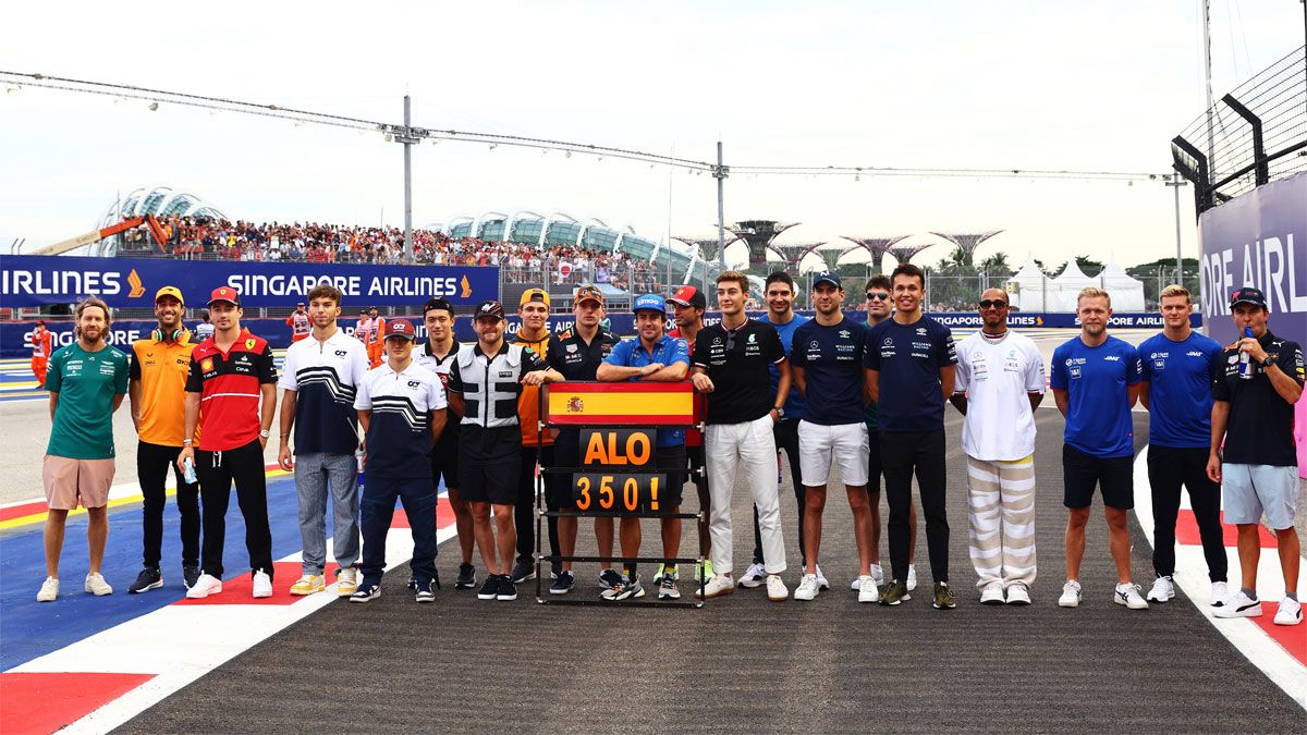 Verstappen y Sainz han escoltado a Alonso en el homenaje de la parrilla al asturiano