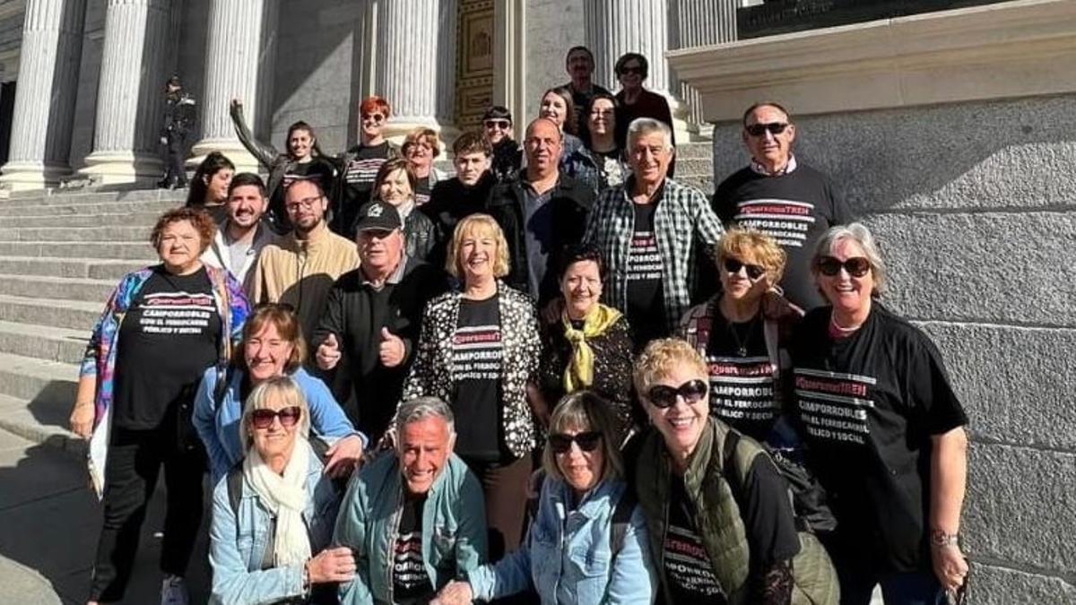 Miembros de la asociación 'Tren a Camporrobles' ayer en el Congreso de los Diputados