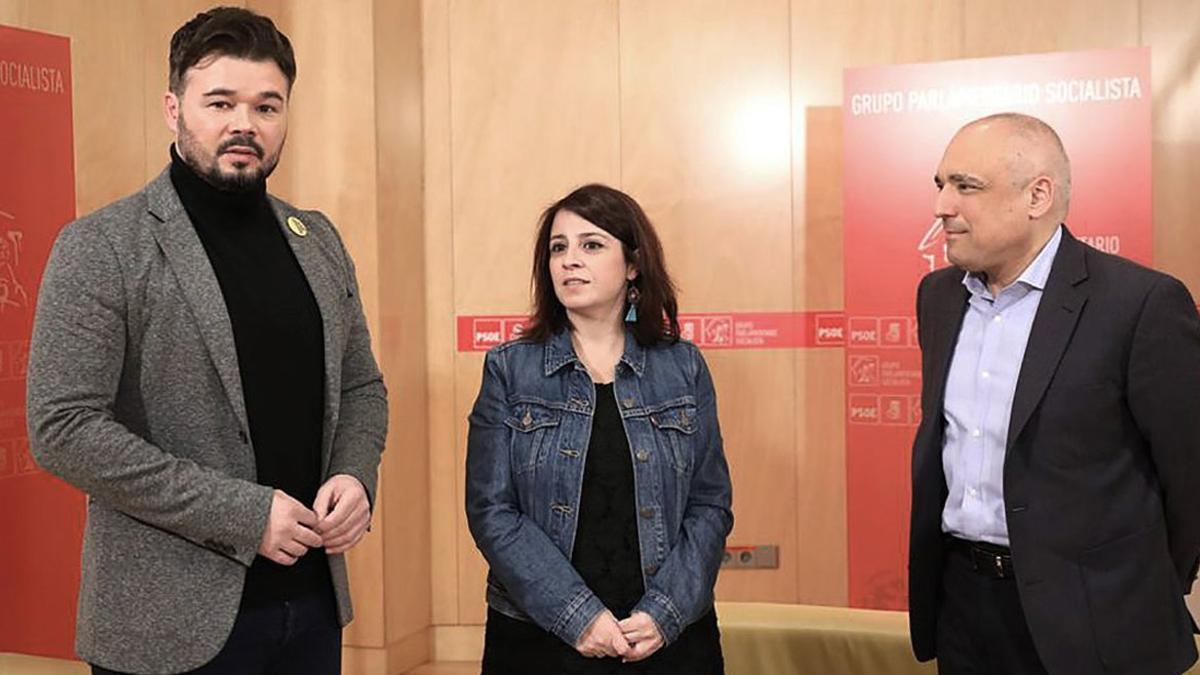 El portavoz de ERC en el Congreso, Gabriel Rufián; la portavoz del Grupo Socialista, Adriana Lastra, y el secretario general del Grupo Socialista, Rafael Simancas, antes de su reunión en el Congreso para la investidura de Pedro Sánchez, el martes pas