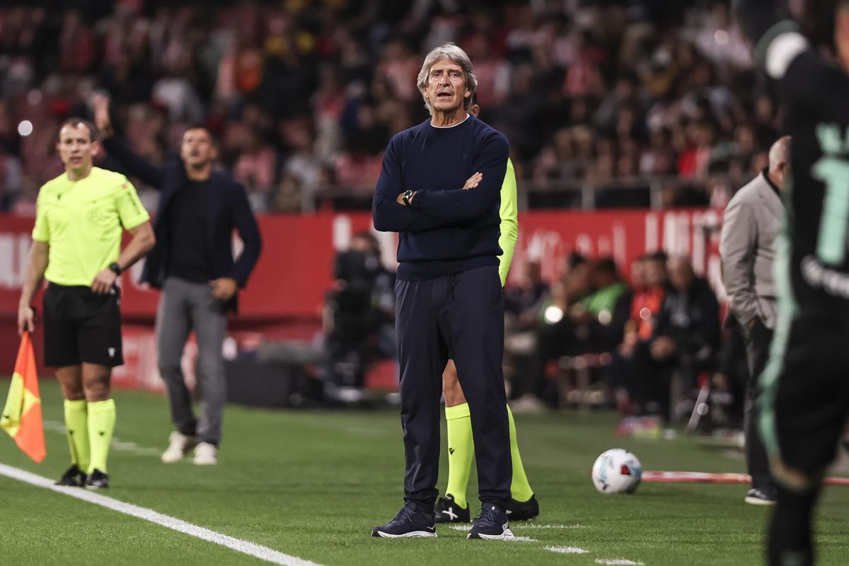 Manuel Pellegrini, head coach of Real Betis Balompie, looks on during the Spanish league, LaLiga EA Sports, football match played between Girona FC and Real Betis at Montilivi stadium on April 21, 2026 in Girona, Spain. AFP7 21/04/2026 ONLY FOR USE IN SPAIN. Javier Borrego / AFP7 / Europa Press;2026;SPORT;ZSPORT;SOCCER;ZSOCCER;Girona FC v Real Betis - LaLiga EA Sports;