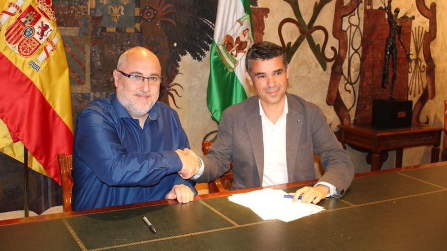 Pablo Morterero y José Bernal, durante la firma del convenio, en Marbella.