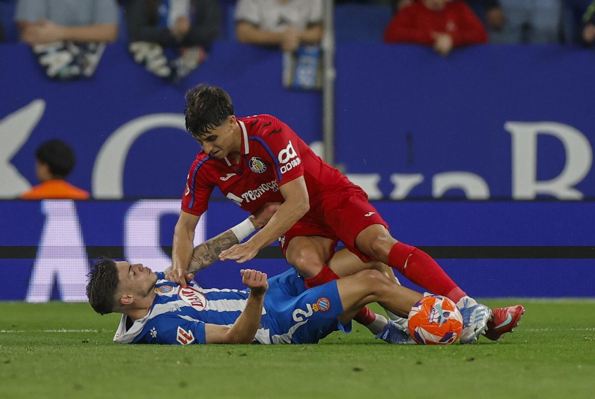 Roberto Fernández, on the floor, disputes a ball with Ramón Terrats at the Getafe-Espanyol of the last League.