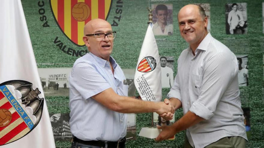 Fernando recibe una réplica de la bandera fundacional