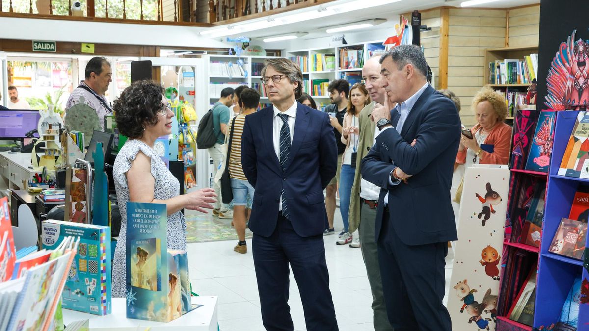 Corgos y Rodríguez, este martes, con los propietarios de la librería Follas Novas, en Santiago