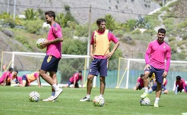 Entrenamiento de la UD Las Palmas en Barranco ...