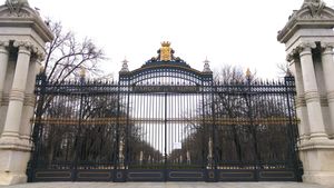 Puerta de acceso al parque El Retiro.