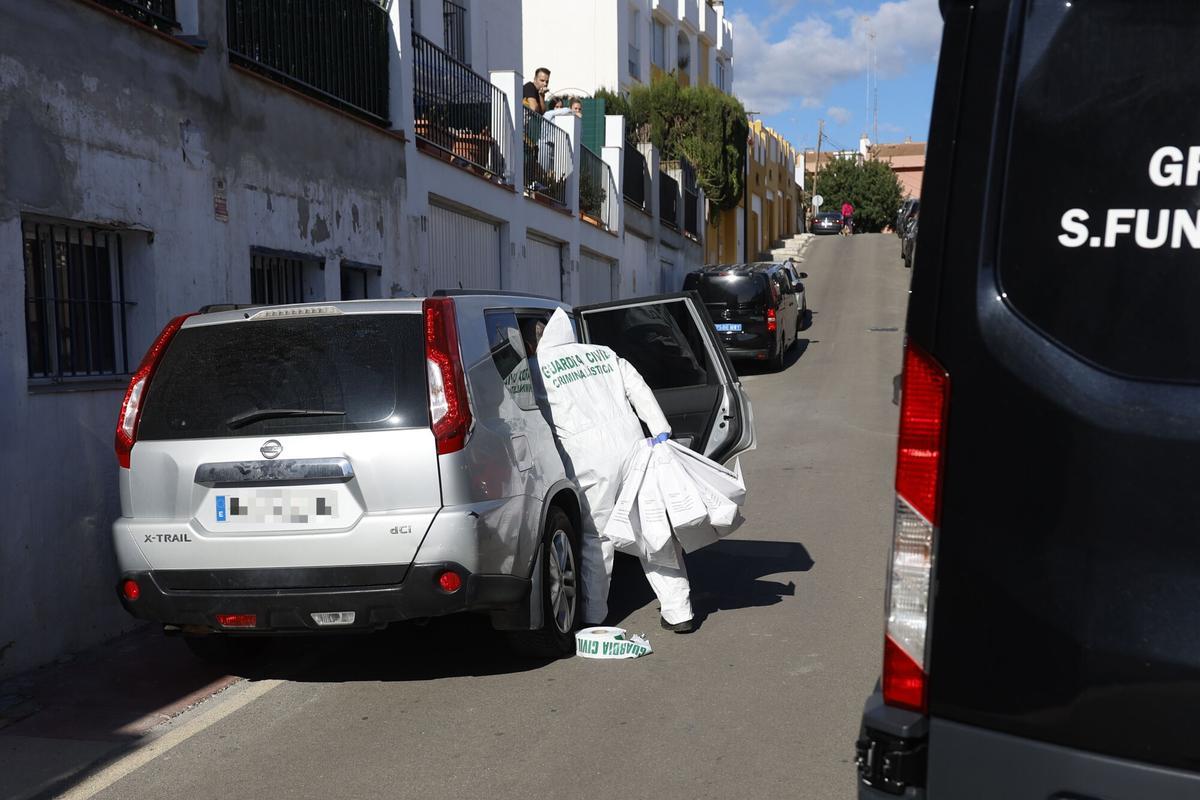 Un agente del Servicio de Criminalística (SECRIM) de la Guardia Civil, encargado de la investigación científica de delitos, en el domicilio de Rincón de la Victoria