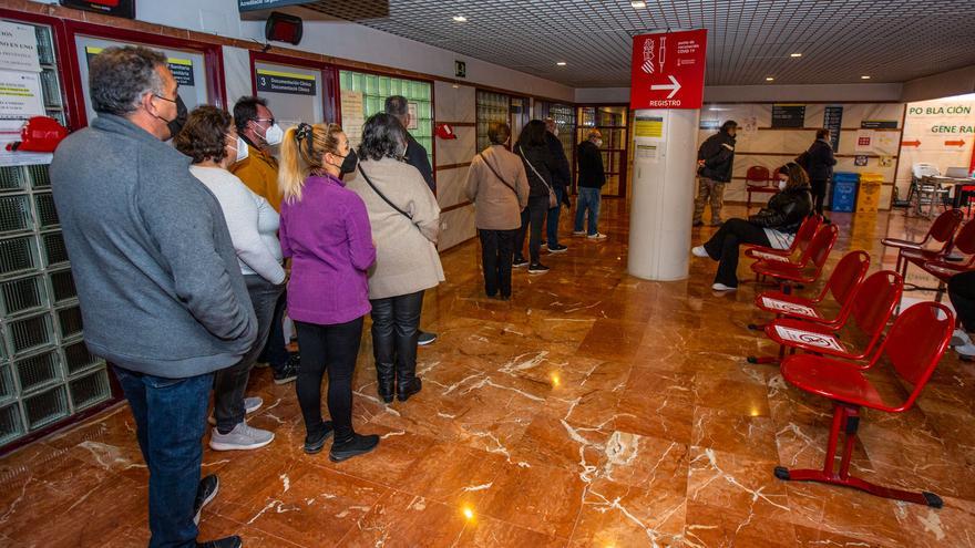 La vacunación continúa incluso en domingo y provoca colas en el Hospital General