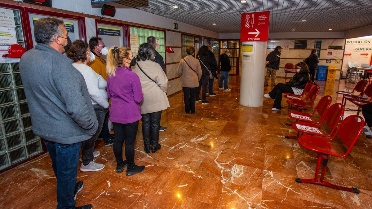 Colas para vacunar con cita en el Hospital General Universitario de Alicante