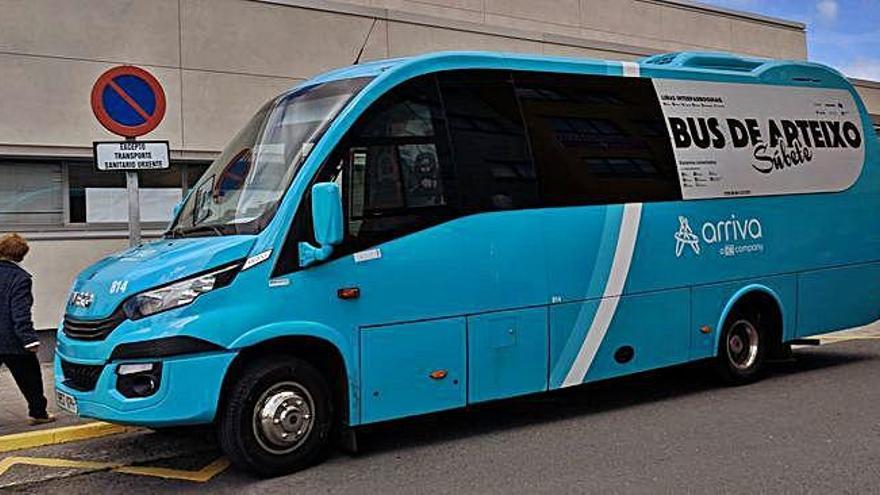 Uno de los vehículos de las líneas de bus del rural de Arteixo.