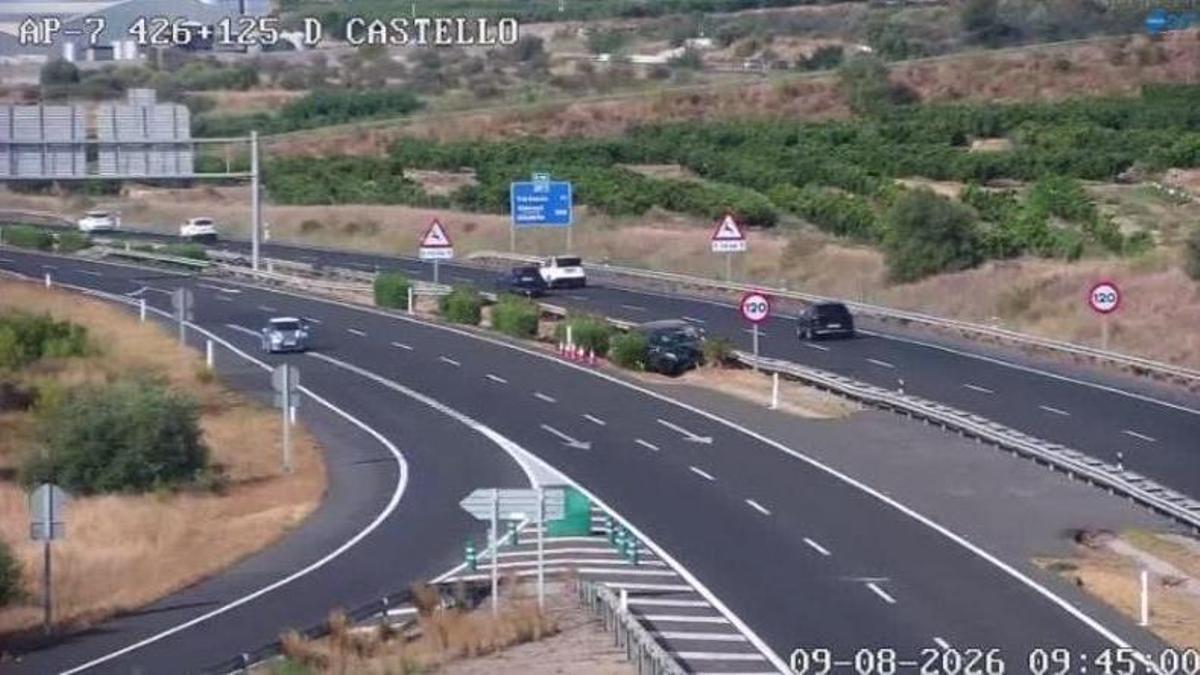 El vehículo accidentado todavía permanece en la autopista