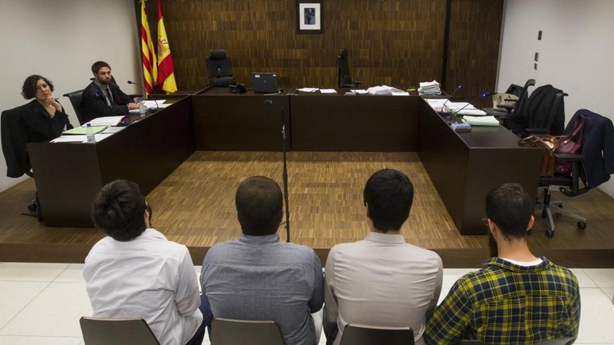 Los cuatro acusados por los disturbios de Can Vies, ante el tribunal, en mayo del 2016.