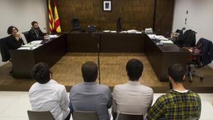 Los cuatro acusados por los disturbios de Can Vies, ante el tribunal, en mayo del 2016.