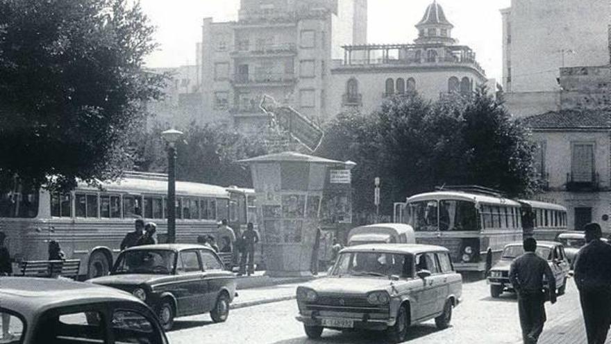 La antigua estación de autobuses de Elche, situada en el Passeig de Les Eres de Santa Llúcia . «elche, 1950-1999». Patricio falcó