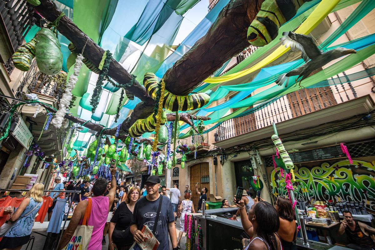 Ambiente en la calle Verdi, que presenta  'Metamorfosi'.