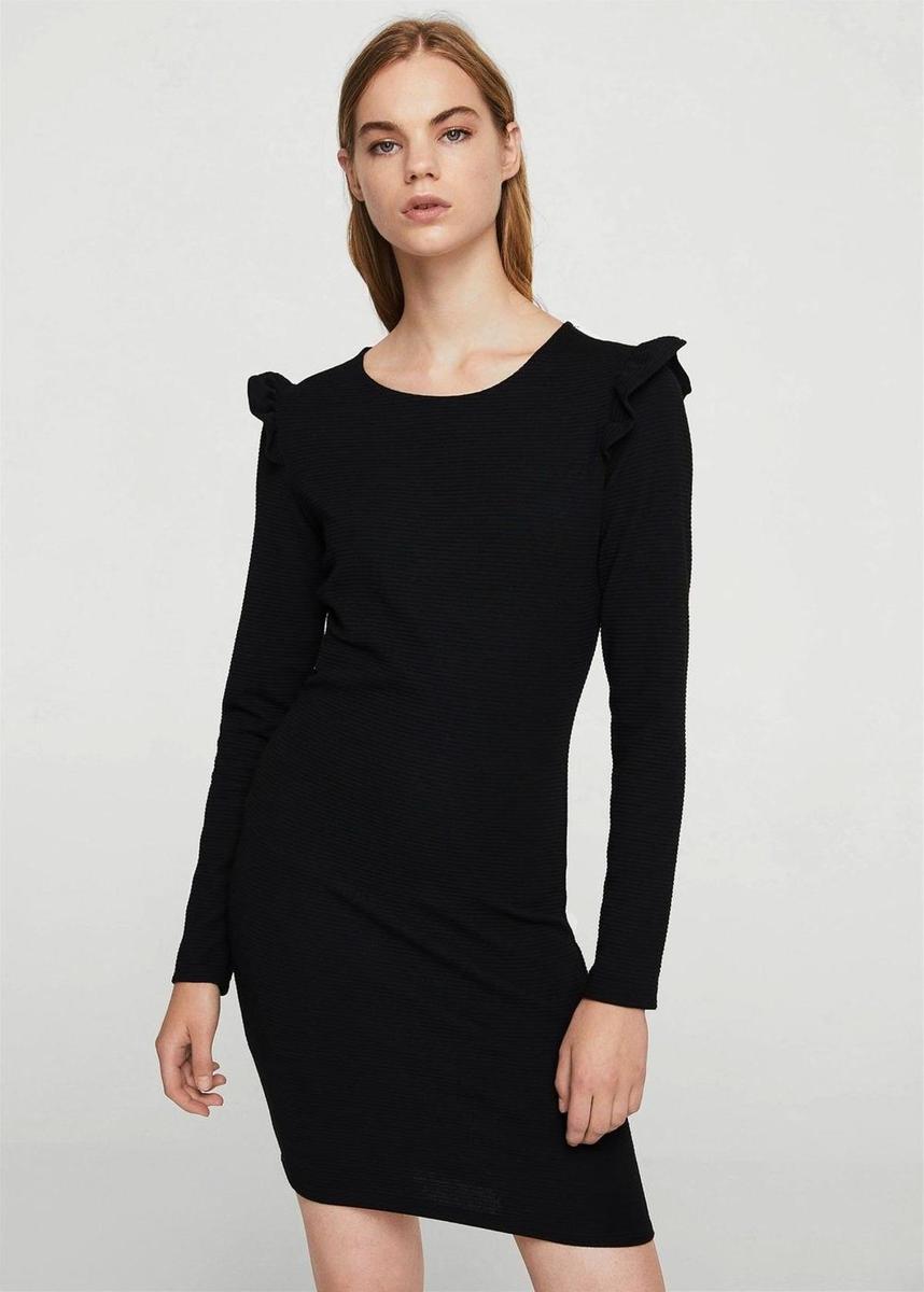 Vestido negro con volantes en los hombros de Mango (Precio: 5,99 euros)