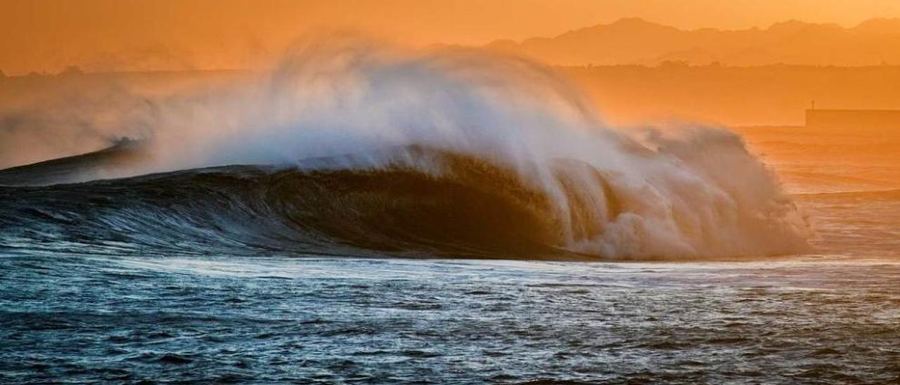 1. Ola al amanecer. 2. Imagen tomada desde una tabla de surf. 3. Laura, una alumna, haciéndose un selfie la primera vez que se pone en pie en la tabla. 4. Dos pequeñas alumnas. 5. El fotógrafo, cubierto de espuma. 6. Borja, otro alumno.