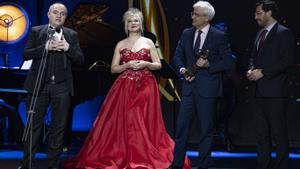 El director artístico del Teatro Real, Joan Matabosch (a la izda.), agradece el premio para su producción de ’El ángel de fuego’ de Prokofiev. 