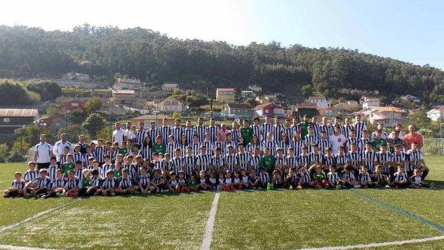 Fotografía de familia de todos los equipos del CD Bueu en la presentación oficial. // G. N.