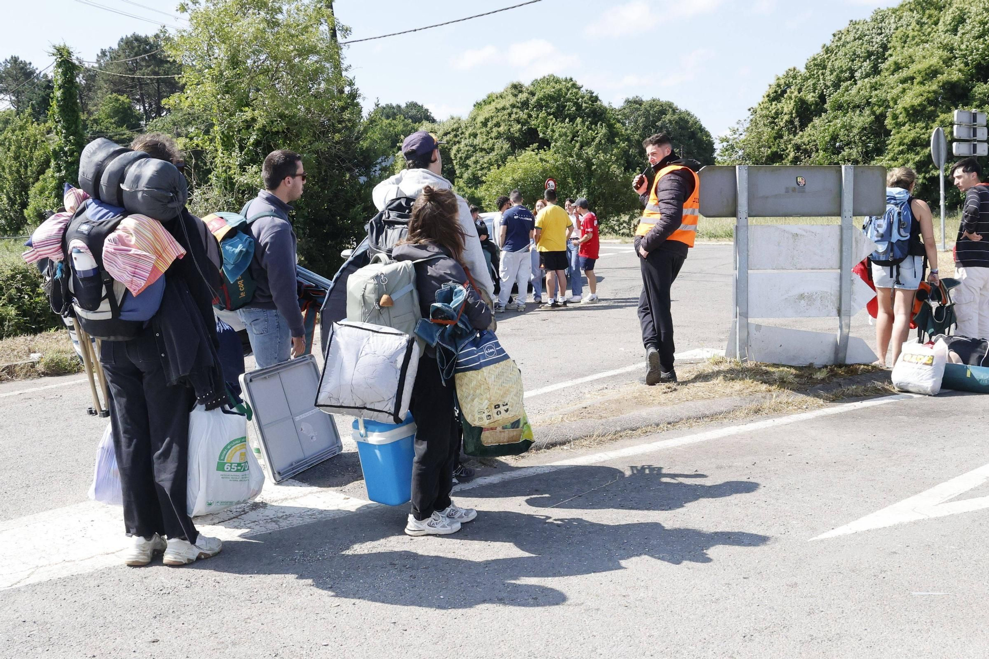 Vuelta a la realidad, paso a paso y mochila a cuestas: los campistas abandonan el Monte do Gozo
