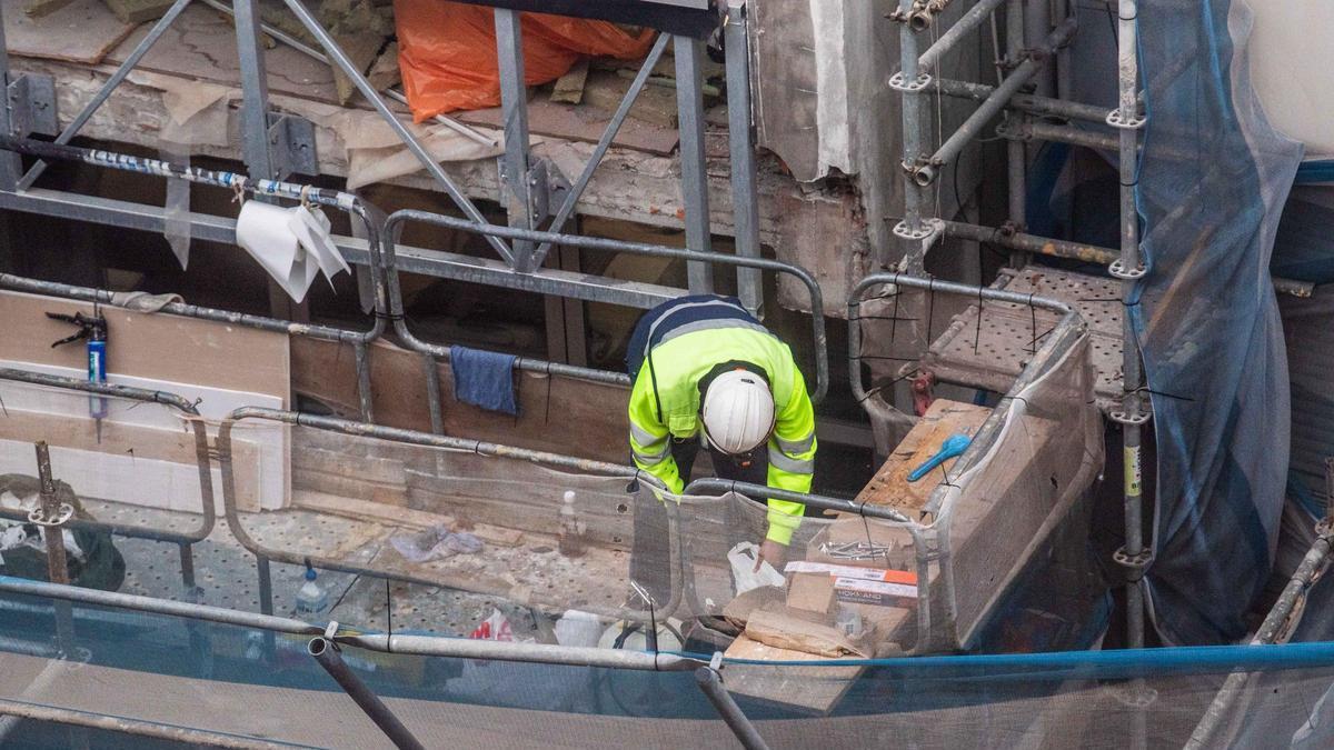 Un operario trabajando en un andamio de A Coruña.