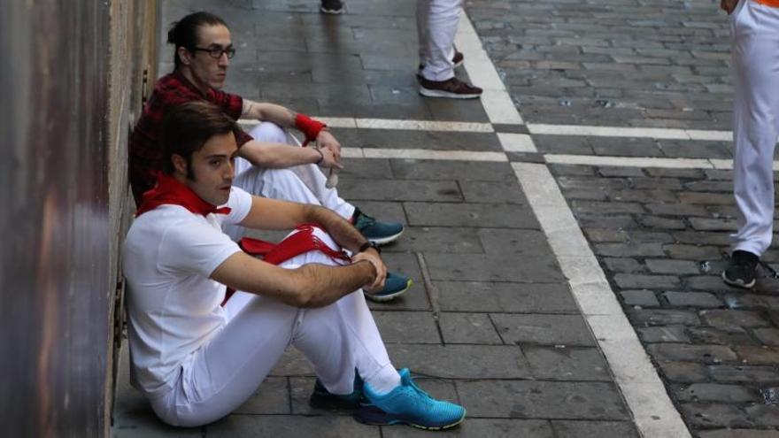 Sentada de algunos corredores del encierro de San Fermín 2019.