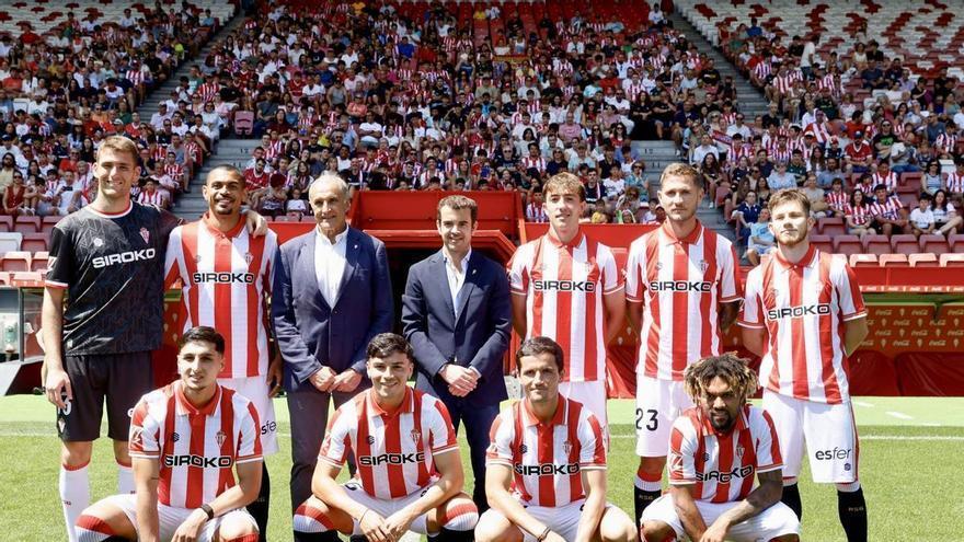La afición del Sporting se vuelca con los fichajes en El Molinón: "Ascendemos por narices"