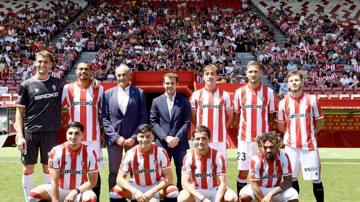 La afición del Sporting se vuelca con los fichajes en El Molinón: "Ascendemos por narices"
